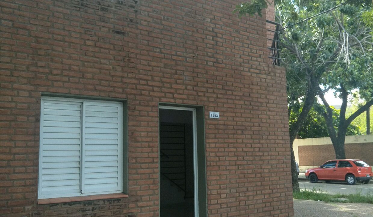 Moreno 1293 esq Lopes y planes