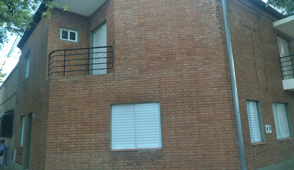 Moreno 1293 esq Lopes y planes